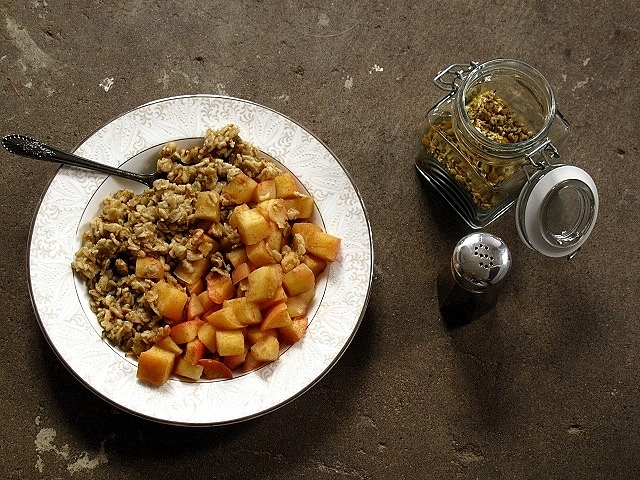 toasted oat porridge with chamomile, walnuts + spiced&nbsp;apples